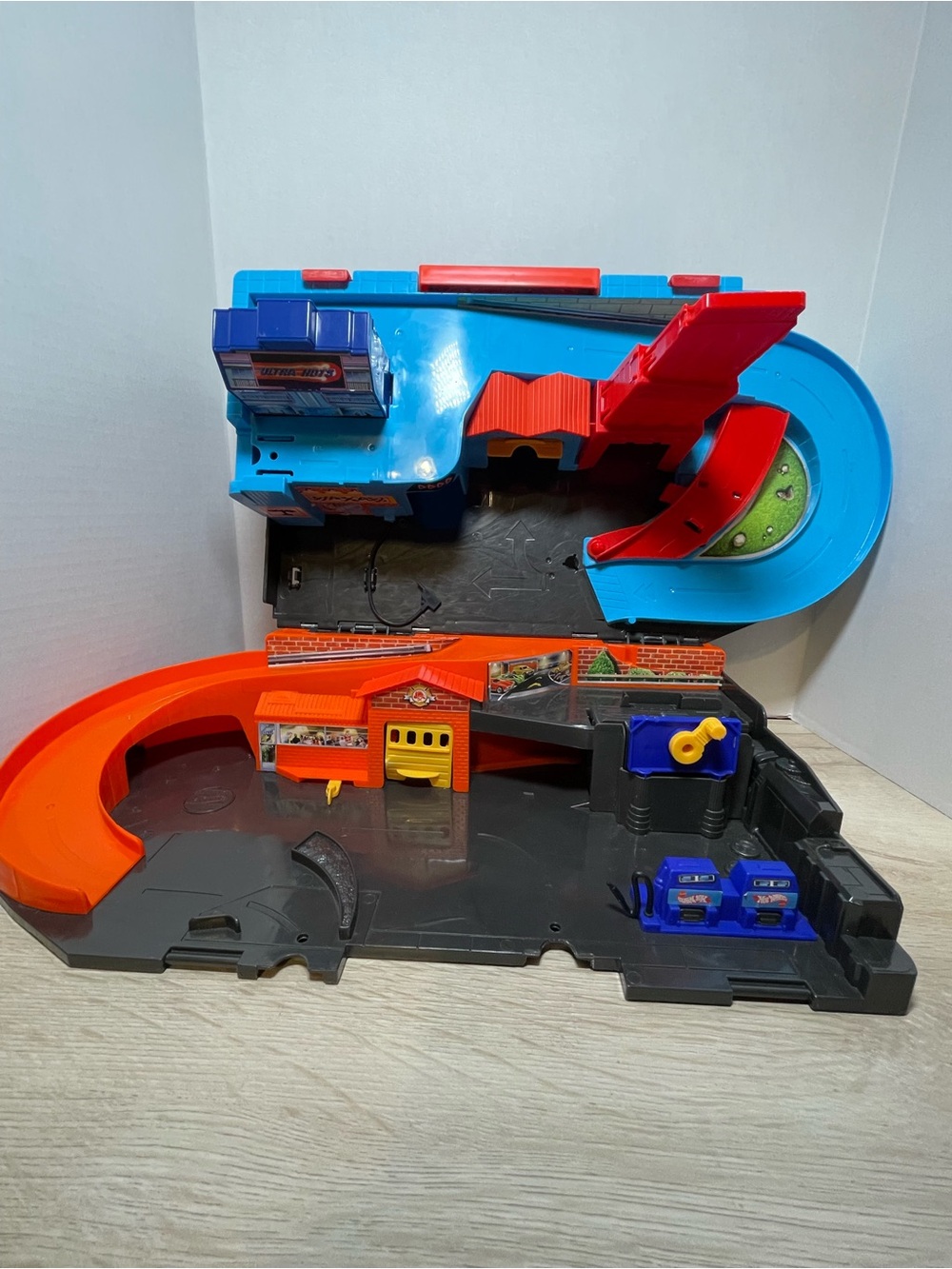 Hot Wheels Ultra Hots Sto & Go DMW90 Track Set Mattel Retro Playset Travel Y2K